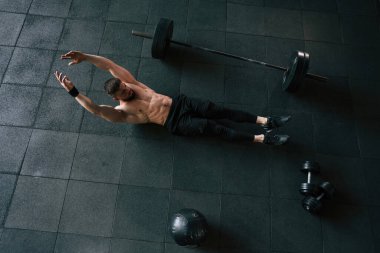 Karın kasları. Güçlü kaslı adam spor salonunda çalışıyor..