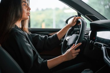 Yolculuğun tadını çıkarıyorum. Güzel iş kadını yeni arabasında..