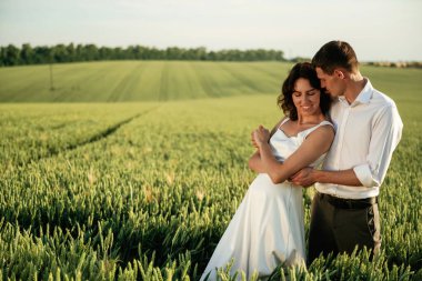 Resmi düğün kıyafetleriyle. Çiftler tarlada beraberler..