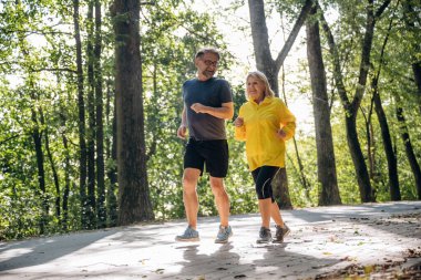 Koşu, spor anlayışı. Doğada üst düzey çiftler birlikte..