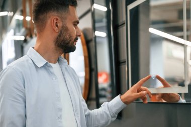 Akıllı ayna, ona dokunuyor. Adam hırdavatçıda..