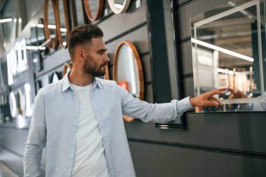 Akıllı ayna, ona dokunuyor. Adam hırdavatçıda..