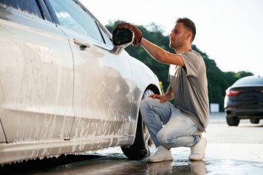 Kusursuz cilalama süreci. Adam dışarıda arabasıyla bekliyor..