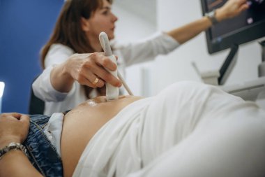 Koca göbekli. Ultrason testine giren hamile bir kadın..