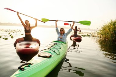Bitti, kutluyoruz, eller yukarı. Kadın arkadaşlar gölde birlikte yemek yiyorlar..