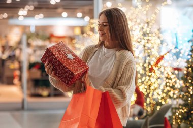 Bu ne sürpriz, boks. Yeni yıl alışverişi ve hediyeleri. Kadın Noel ağacının yanında..