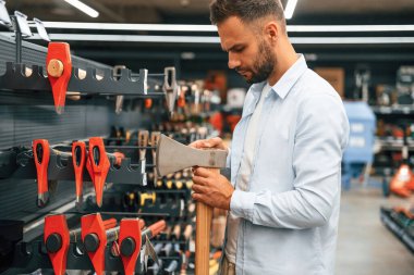 Baltayı karıştırmak. Adam hırdavatçıda..