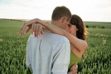 Birbirinize sarılın. Çiftler tarlada beraberler..