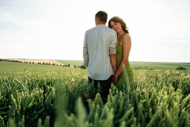 Güneşin altında, birbirimizin keyfini çıkarıyoruz. Çiftler tarlada beraberler..