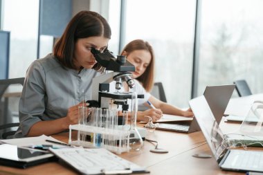 Yandan bak. İki kadın doktor içeride birlikte çalışıyorlar..