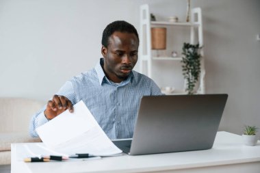 İşadamı ofiste bilgisayarla çalışıyor..