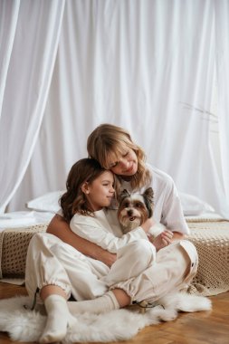 Şirin köpek onlarla birlikte. Anne ve kızı evde birlikteler..