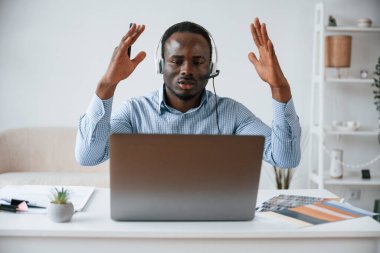 Başarısızlık, eller havada, şok. İşadamı ofiste bilgisayarla çalışıyor..