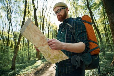 Haritayı okuyorum, bir yol arıyorum. Sakallı adam gündüz vakti ormandadır..