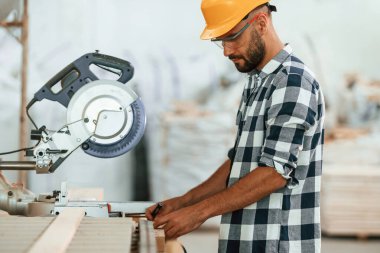 Odun kesiyorum. Depoda sanayi işçisi var..