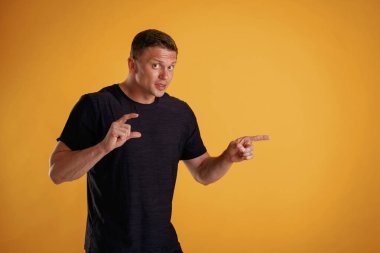 Görünmez kopyalama alanı, kollar. Adam stüdyoda arka plana karşı..