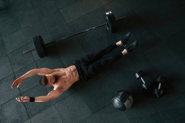 Karın kasları. Güçlü kaslı adam spor salonunda çalışıyor..