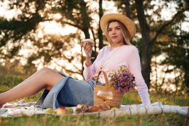 Refah gebeliği. Doğada bir buket çiçekle bir kadın..