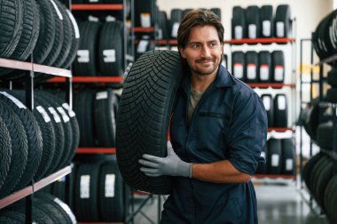 Lastiği taşıyorum. Lastik tamir servisinde adam var..