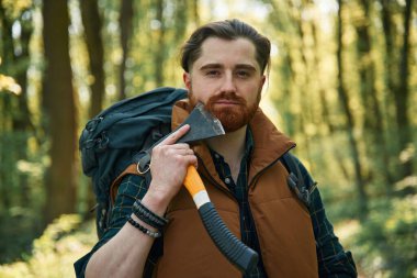 Baltayla tıraş olmak. Sakallı adam gündüz vakti ormandadır..