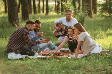 Yemeği paylaşıyoruz. Bir grup arkadaş, ekolojik kutularda yiyeceklerle sahada piknik yapıyorlar..