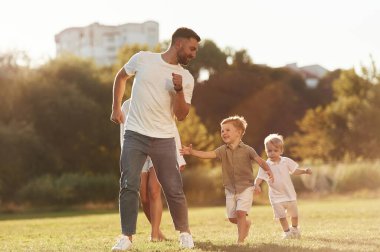 İki küçük oğlu olan ebeveynler sahada beraberler..