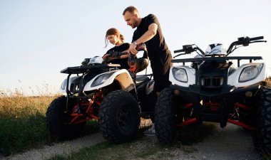 Makinenin nasıl çalıştığını gösteriyorum. Baba ve kızı dışarıda ATV ile birlikteler..