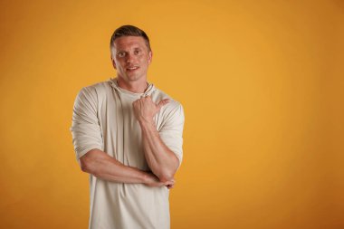 Uzayı kenarda kopyala, göster, göster. Adam stüdyoda arka plana karşı..