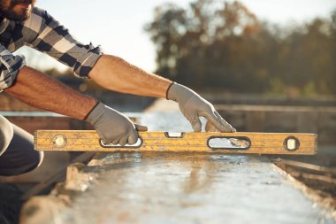 Düzleştirici alet. İnşaat alanındaki işçinin yakın görüntüsü.