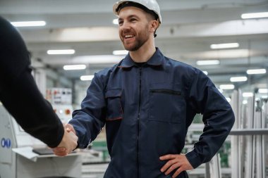 Tokalaşıyorum. Fabrikadaki adam başka biriyle anlaşma yapıyor..