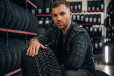 Düşünüyorum, oturuyorum. Tekerlekleri ve tekerlekleri olan tamirci var..