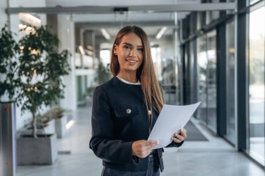 Kadın içeride, mekanın profesyonel yöneticisi..