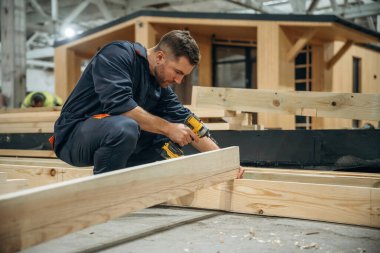 Erkek müteahhit ahşap ev inşaatında..