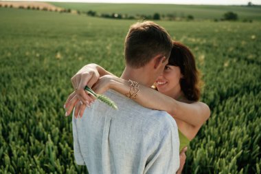 İnsanların yakınlığı, kucaklaşması. Çiftler tarlada beraberler..