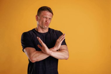 Hiç hoşlanmadım, dursam da durmasam da. Adam stüdyoda arka plana karşı..