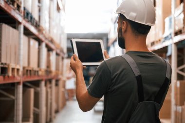 Dijital tableti tutuyorum. Foreman depoda, kargo dağıtım işinde..