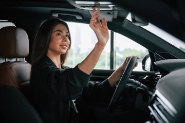 Satın almadan önce test ediyorum. Güzel iş kadını yeni arabasında..