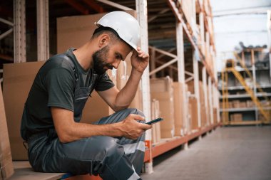 Ara verdim, akıllı telefonumla oturdum. Foreman depoda, kargo dağıtım işinde..