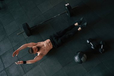 Karın kasları. Güçlü kaslı adam spor salonunda çalışıyor..