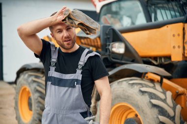 Adam traktörle birlikte. Tarım işçisi.