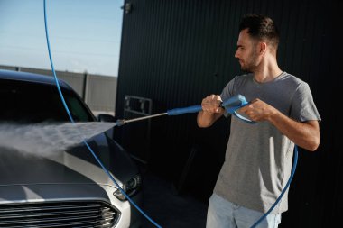 Çamaşırları yıkıyorum. Adam dışarıda arabasıyla bekliyor..