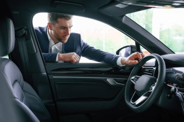 Otomobili inceliyorum. Bir iş adamı araba galerisinde..