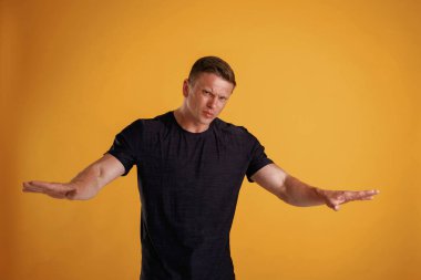 Fotokopi alanını kaldırıyorum. Adam stüdyoda arka plana karşı..