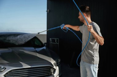 Çamaşırları yıkıyorum. Adam dışarıda arabasıyla bekliyor..