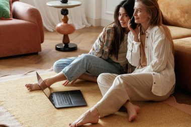 Telefondaki konuşmaları gizlice dinlerdim. İki mutlu genç bayan en iyi arkadaş içeride..