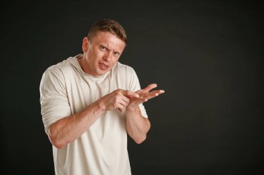 Şuna bak, fotokopi alanı, avucunun içinde görünüyor. Adam stüdyoda arka plana karşı..