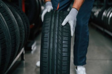 Detaylı yakın görüş, tekerleği hareket ettirme. Lastik tamir servisinde adam var..