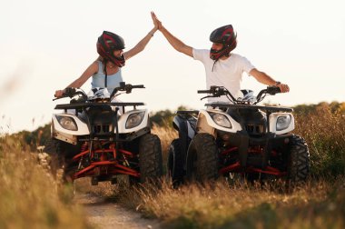 Hafta sonu aktiviteleri. Erkek ve kadın dışarıda ATV 'deler..