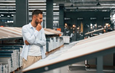 Farklı renkte parke. Adam hırdavatçıda..