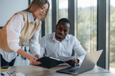 Ofiste iki iş adamı birlikte çalışıyor..